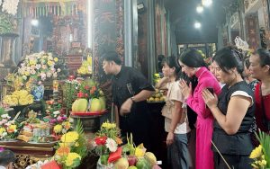 Hoa hậu Đại sứ Chu Thị Hồng Hoa dâng hương tưởng niệm Đức Thánh Trần tại Đền Bảo Lộc